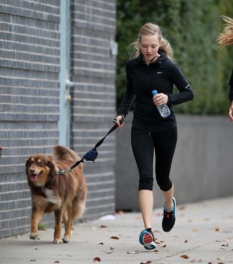 Running With A Dog, 90s Running Outfit, Celebrity Runners, Celebrity Running, Celebrities Running, Running With Dog, Running Dog, Celebrity Workout, Running Inspiration