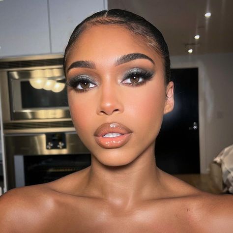 X Silver Eyeshadow Looks, Insta Baddie Makeup, Full Lips Makeup, 90s Makeup Look, Club Makeup, Silver Eye Makeup, Concert Makeup, Silver Makeup, Makeup Books