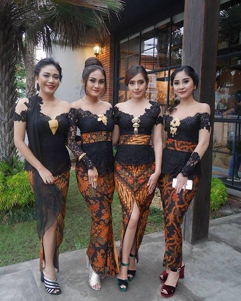 Kebaya Kece Kekinian (@kebaya.kece) • Foto dan video Instagram Model Kebaya Wisuda, Indonesian Clothing, Indonesian Kebaya, Model Dress Kebaya, Kebaya Lace, Batik Dress Modern, Kebaya Wedding, Kebaya Modern Dress, Modern Kebaya