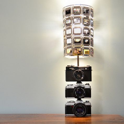 Use old cameras and slides to make a cool camera lamp. | 12 Ways To Update Your Life With Vintage Swag Fotocamere Vintage, Recycled Lamp, Camera Lamp, Make A Lamp, Diy Lampe, Diy Camera, Old Cameras, Diy Recycle, Vintage Cameras