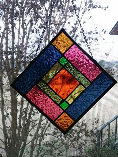 Beginner stained glass suncatcher. Diy Stained Glass Window, Stained Glass Quilt, Stained Glass Patterns Free, Modern Stained Glass, زجاج ملون, Stained Glass Light, Glass Art Projects, Stained Glass Ornaments, Stained Glass Window Hanging