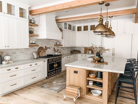 Bonnie Ryan on Instagram: “Happy Sunday friends! There are so many new faces here, and I just wanted to thank you all for being here !!! I’d love to know how you…” Modern Farmhouse Kitchen Design, Cottage Core Kitchen, Order Kitchen, Modern Farmhouse Kitchen, Luxury Cottage, Farmhouse Kitchen Design, Kitchen Farmhouse, Wood Beams, Large Kitchen