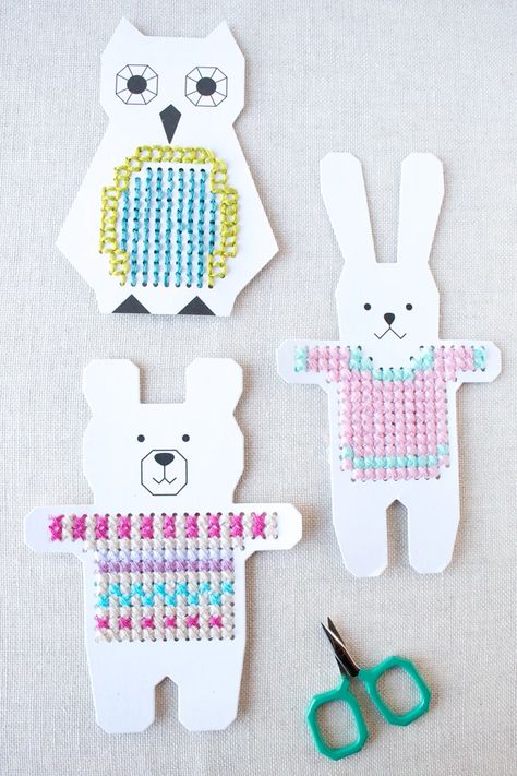 Stitching On Paper, Cross Stitch For Kids, Holiday List, Paper Embroidery, Brazilian Embroidery, Cute Embroidery, Cross Stitch Patterns Christmas, Modern Cross Stitch Patterns, Design Guide