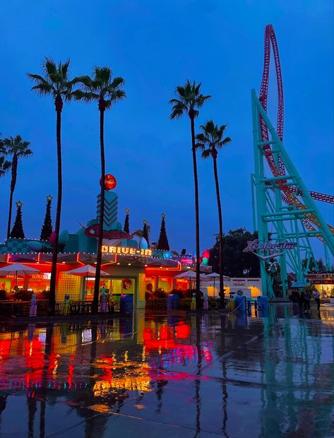 knotts when its raining >>>> Amusement Park With Friends Aesthetic, Theme Park Aesthetic Night, Knotts Berry Farm Aesthetic, Amusent Park Aesthetic Friends, Knots Berry Farm, Knotts Berry Farm Aesthetic At Night, Haunted Maze, Scary Farm, Florida Family Vacation