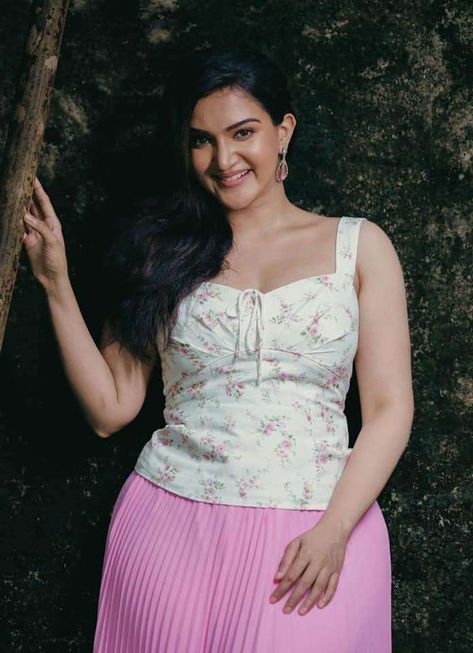 Honey Rose Back, Rose Hd, Honey Rose, Rose Images, Indian Photoshoot, Pink Lehenga, Malayalam Actress, Rose Photos, Celebrity Beauty