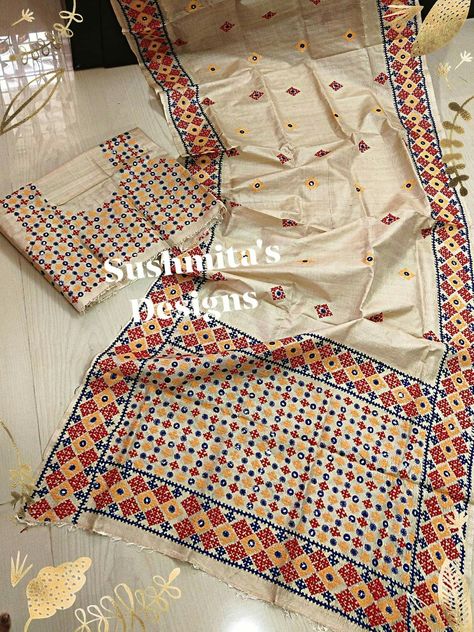 Kachi Work Blouse With Saree, Hurmich Embroidery, Dupatta For Navratri, Kachi Work Blouse, Sadu Bharat, Kutch Work Saree, Peacock Embroidery Designs, Kutch Work Designs, Cotton Saree Blouse Designs