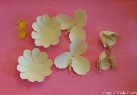 Handmade Mother's Day Paper Flower Corsage in 5 Easy Steps Paper Flower Corsage, Free Printable Crafts, Cricut Explore Projects, Gift Flower, Flower Corsage, Wrist Corsage, Flower Template, Printable Crafts, Cellophane Bags