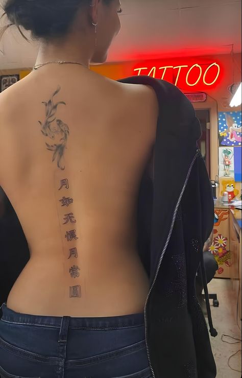 Beautiful Back Tattoos, Tattoo Sites, Flower Spine Tattoos, Tato Minimal, Spine Tattoo Ideas, Tattoo Ideas Inspiration, Small Pretty Tattoos, Shark Tattoos, Intricate Tattoo