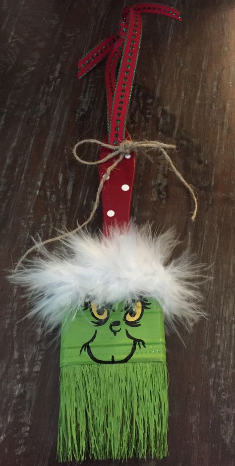 Grinch Paintbrush Ornament, Paintbrush Ornaments Christmas Crafts, Chip Brush Crafts, Grinch Paint Brush Ornament, Chip Brush Ornaments, Paintbrush Crafts Ideas, Christmas Paint Brush Crafts, Paint Brush Ornaments Ideas, Paint Brush Snowman