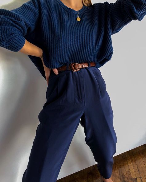 Navy Blue Pants Winter Outfit, Styling Navy Trousers, Blue Pastel Outfit, Office Attire Winter, Navy Blue Pants Outfit, Blue Trousers Outfit, Cosy Winter Outfits, Blue Pants Outfit, Styling Wide Leg Pants