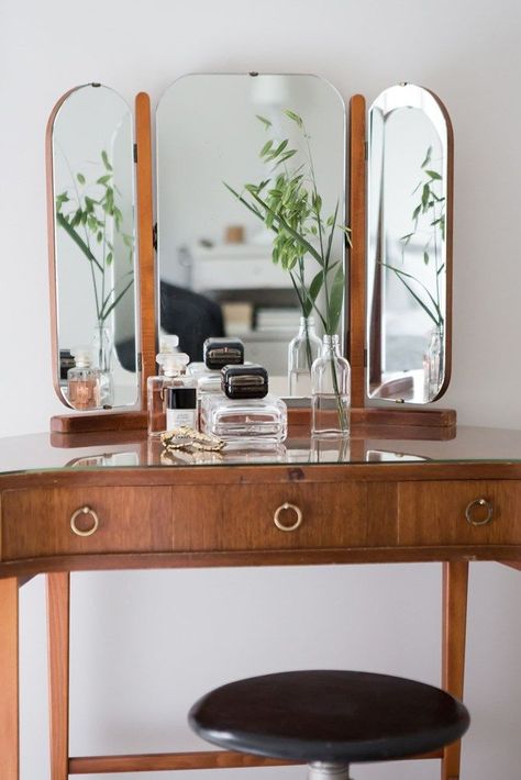 Trifold Mirror, Art Deco Interior Design, Vintage Interior Design, Vintage Interior, Interior Deco, Vanity Table, Art Deco Interior, Apartment Interior, Makeup Vanity