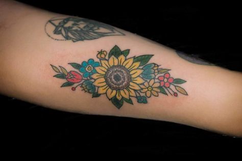 #flowers #sunflower #tattoo #tatuaje Country Tattoos, Sunflower Tattoo, Mexican Style, Dreamcatcher Tattoo, Car Design, Watercolor Tattoo, Tatting, Sunflower, Lifestyle