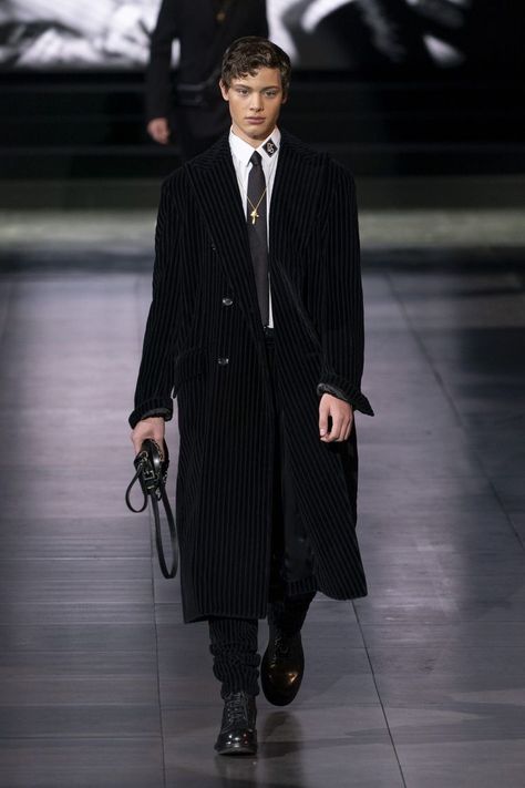 Mens Vogue Fashion, Dark Male Fashion, Runway Mens Fashion, Men Runway Fashion, Runway Fashion Men, Mens Fashion Runway, Mens Fashion Show Runway, Mens High Fashion, Men High Fashion