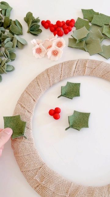 Felt Advent Wreath, Felt Christmas Wreaths, Felt Holly Wreath, Felt Pinecones Diy, Felt Wreaths Diy, Felt Poinsettia Wreath, Cardboard Wreath Diy, Felt Poinsettia Diy, Holly Wreath Diy