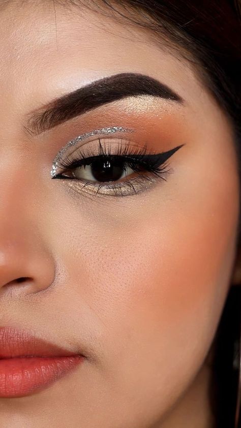 Maquillaje con glitter 🔥🔥 #anabelladeconstanza #maquillaje #viral #delineado #makeup #glam #eyeliner #maquiagem | By Anabella de Constanza Silver Glitter Liner Eye Makeup, Glitter Eyeliner Looks, Glam Eyeliner, Carnaval Makeup, Eyeliner Glitter, Makeup Glam, Holiday Beauty, Eye Makeup Steps, Glitter Eyeliner