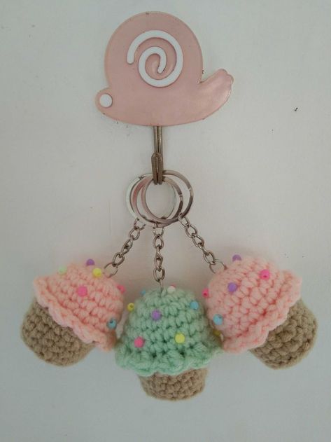 this cupcake keychain is so cute! for your eyes only! Cupcake Keychain, Crochet Hand Warmers, Crochet Cupcake, Crochet Pokemon, Crochet Hair Clips, Crochet Keychain Pattern, Crochet Bag Pattern Free, Pola Sulam, For Your Eyes Only