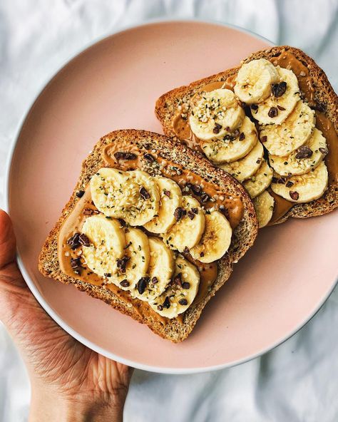 A classic 💕. Sprouted Ezekiel toast topped with creamy unsweetened peanut butter, cinnamon, banana, cacao nibs + hemp seeds. Yes there’s… Smoothie Peanut Butter, Toast Peanut Butter, Butter On Toast, Midday Slump, Toast Toppers, Low Carb Meal Prep, Peanut Butter Sandwich, Best Low Carb Recipes, Toast Toppings