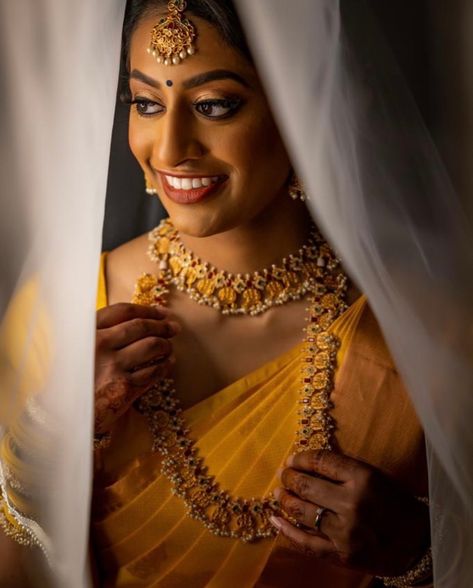 When the makeup artist just gets it right and you feel like a goddess on your big day! 💛 We're loving this glowing makeup look by beauty influencer Vithya (@vithya_visvendra⁠) with perfect skin and gold tones. 🔗 TAP LINK IN BIO for more makeup inspo. Bride @aisy_j Hair and makeup: @vithya_visvendra Photography: @my_photograph_germany Saree: @sathiyassareepalace Jewellery: @alagucharms Bangles: @kanaajewellery Henna: @sithacreations #southindianbride #beautyinfluncer #weddingmakeup Vithya Visvendra, Classic Eye Makeup, Vithya Hair And Makeup, Glowing Makeup Look, Asian Bridal Hair, Wedding Day Makeup, Black Eyeshadow, Asian Bridal, Glowing Makeup