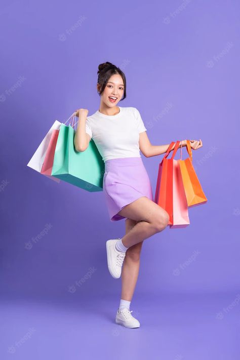 Holding Bags Reference, Hand Holding Bag Reference, Holding Bag Pose, Holding Bag Reference, Holding Shopping Bags, Creative Advertising Design, Shopping Photography, Fashion Photography Inspiration, Poses Reference