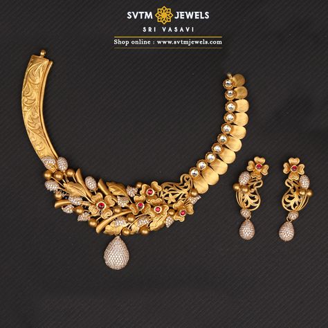 A 22kt yellow gold Short Necklace and its matching Earrings studded with Kundan,Cubic Zircones. It’s a blend of the traditional and modern. Indian Gold Jewellery, Gold Leaf Jewelry, Indian Gold Necklace Designs, Choker Necklace Online, Wedding Jewelry Sets Bridal Jewellery, Antique Necklaces Design, Gold Jewelry Outfits, Gold Necklace Indian, Modern Gold Jewelry