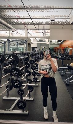 These Pictures Remind Us Why We Usually Just Keep Our Eyes Down When We're Working Out Gym Outfit With Hat, Gym Hat Outfit, Girl In Gym Aesthetic, Hat Gym Outfit, Girl Working Out, Cute Gym Fits Aesthetic, Gym Inspo Aesthetic, Gym Pic Ideas, Girls Gym Outfit