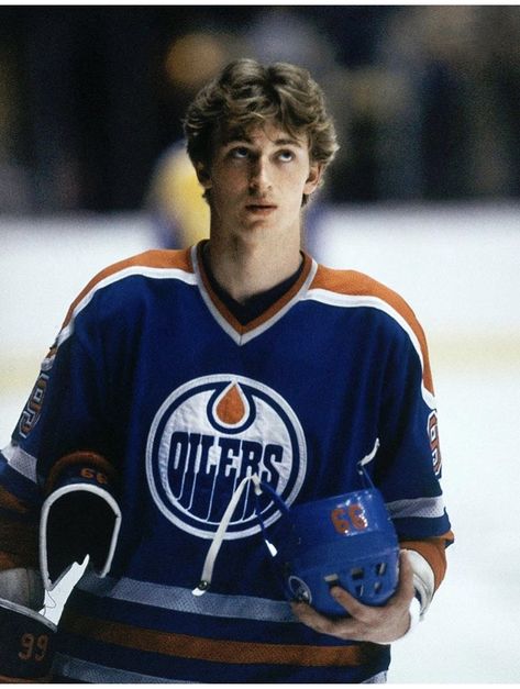 Wayne Gretzky Hair, Wayne Gretzky Wallpaper, Edmonton Oilers Wallpaper, Hockey Swag, Canadian Hockey Players, Butterscotch Pie, Nhl Teams, Hockey Boards, Edmonton Oilers Hockey