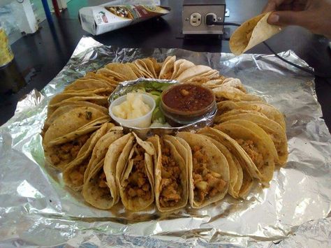 Rosca de tacos al pastor con Carne de puerco y carne de soya combinadas. Tacos Al Pastor, Hot Dogs, Tacos, Meat, Ethnic Recipes