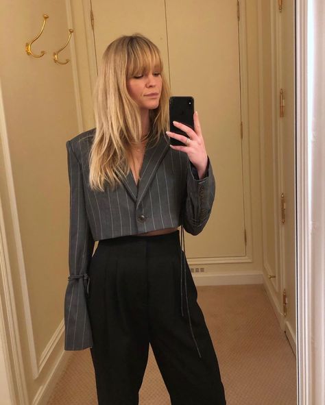 It's 2020, but we're back to the cropped blazer trend Cropped Blazer Outfit Street Style, Blazer Outfit Street Style, Blazer Outfits Street Style, Crop Blazer Outfit, Cropped Blazer Outfit, Sepatu Pump, Work Outfits Frauen, Blazer Street Style, Outfit Street Style