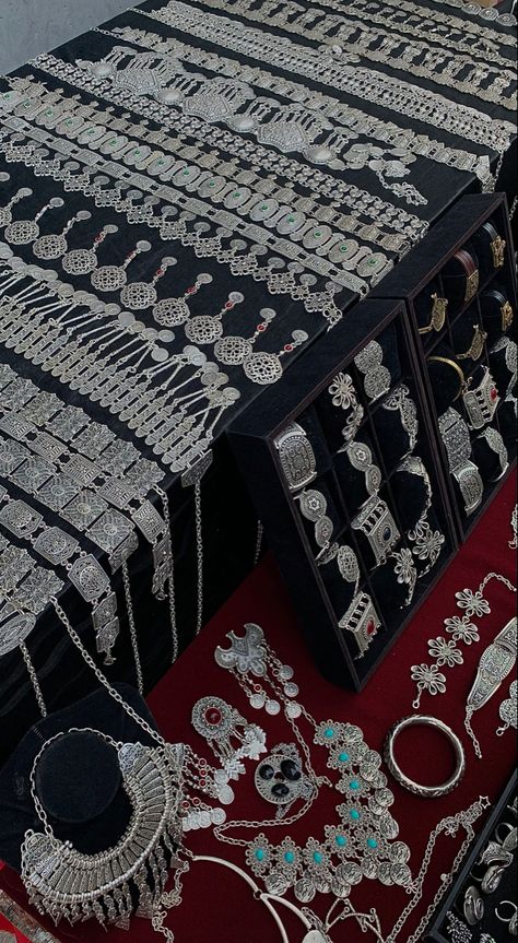 Armenian Clothing, Armenian History, قلادات متدلية, Armenian Jewelry, Easy Diy Clothes, Armenian Culture, Asian Jewelry, Diy Jewelry Unique, Native Style