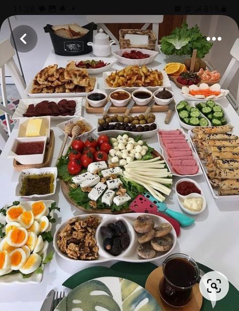 Picnic Date Food, Amazing Food Platters, Food Set Up, Catering Food Displays, Brunch Spread, Party Food Buffet, Catering Ideas Food, Food Displays, Catering Food