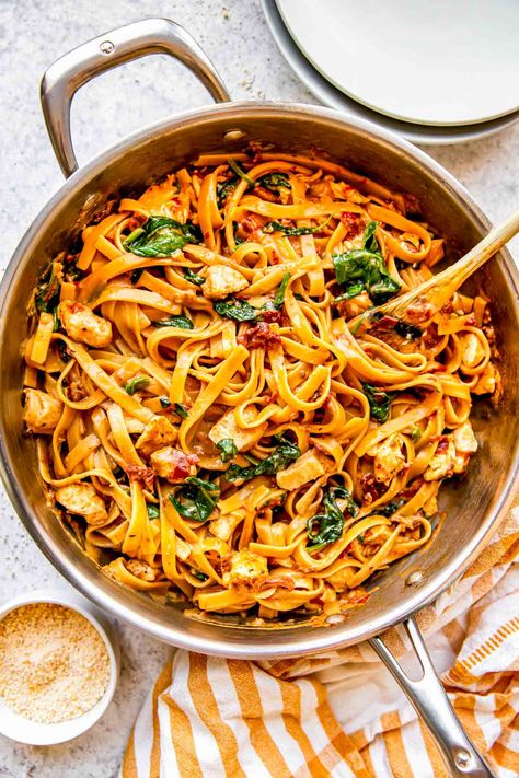 One-Pot Sun-Dried Tomato Chicken Pasta Tomato Linguine, Chicken Spinach Pasta, Sundried Tomato Chicken, Linguine Recipes, Linguine Pasta, Creamy Pasta Recipes, Fettuccine Pasta, Tomato Pasta, Stuffed Pasta Shells