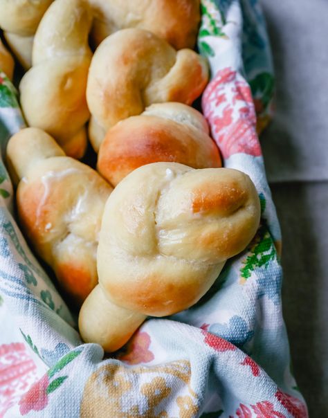 Homemade Knotted Rolls Buttery, fluffy homemade rolls tied in knot and brushed with butter. The perfect knotted rolls recipe! www.modernhoney.com #rolls #easter #dinnerrolls #knottedrolls Knot Rolls, Best Dinner Roll Recipe, Easter Rolls, Beginners Bread Recipe, Modern Honey, Homemade Naan Bread, Rolls Homemade, Coleslaw Dressing, Homemade Rolls