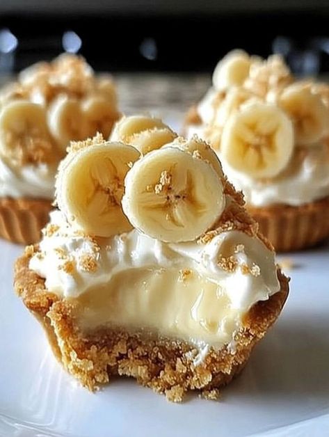 No-Bake Mini Banana Cream Pies Recipe - Sanepe Recipes Banana Cream Pie Recipe, Banana Cream Pudding, Biscuits Graham, Homemade Custard, Mini Bananas, Cream Pies, Dessert Simple, Cream Pie Recipes, Banana Dessert