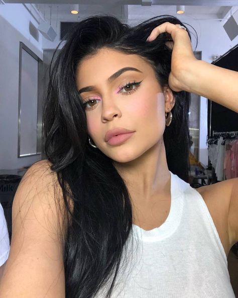 24 of Kylie Jenner's Best Beauty Looks of 2019 | Who What Wear Maquillaje Kylie Jenner, Rave Halloween, Gel Nails Long, Look Kylie Jenner, Summer Makeup Trends, Estilo Kardashian, Summer Makeup Looks, King Kylie, Beauty Hacks Video