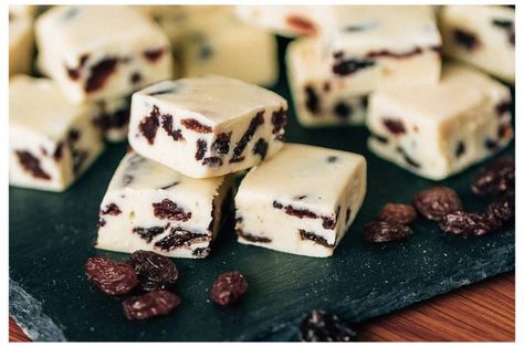 White Chocolate Rum and Raisin Fudge Cappuccino Fudge Recipe, Raisin Desserts, White Chocolate Cappuccino, Rum And Raisin, Slow Cooker Fudge, Gingerbread Fudge, Cookies And Cream Fudge, Best White Chocolate, Chocolate Cappuccino