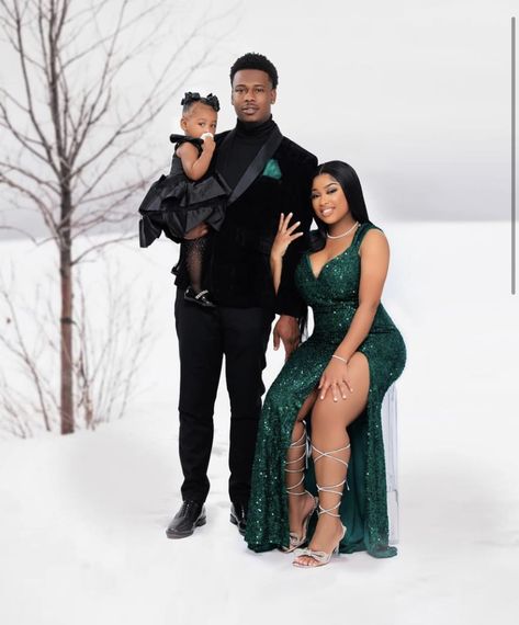 Black Christmas Family Photoshoot, Christmas Photoshoot Ideas Black Family, Black Family Formal Photoshoot, Emerald Christmas Photoshoot, Fam Photoshoot Ideas, Formal Christmas Pictures Family Black, Christmas Formal Photoshoot, Christmas Photoshoot Ideas Family Black, Holiday Family Photo Outfits 2023