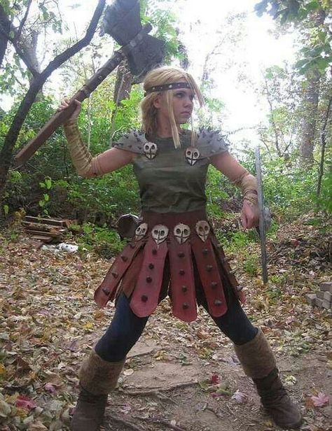 Medieval blonde with axe Astrid Cosplay, Embroidery Crafts, Hallowen Costume, Epic Cosplay, Idee Cosplay, Dragon Trainer, Halloween 2022, Costume Diy, Fantasias Halloween