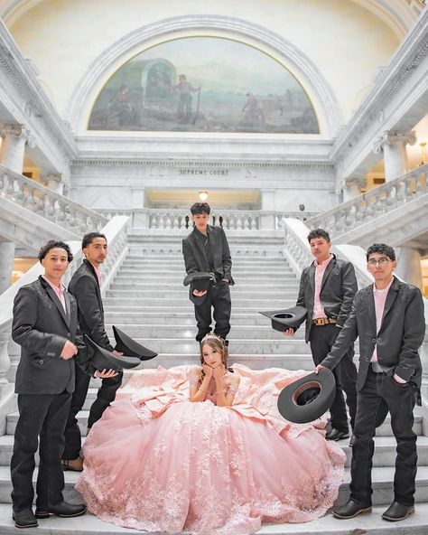 Low Rider Quince Pictures, Quinceanera Party Photography, Quince Picture Ideas With Chambelanes, Quinceanera And Chambelanes Photo Ideas, Quinceanera Photography Ideas, Quincenera Family Photos, Quince Court Photoshoot Ideas, Quince Photo Shoot Ideas, Quince Picture Ideas With Court