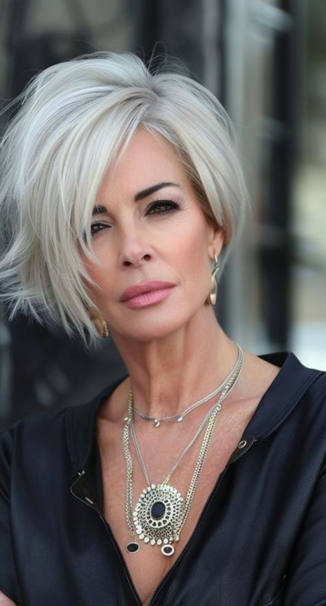 Our specially selected 29 haircuts for women over 40 emphasize timeless charm and contemporary design, making it easy to find your new favorite hairstyle. Κούρεμα Bob, Short Silver Hair, Oval Face Hairstyles, Messy Short Hair, Sleek Hairstyles, Short Hair Haircuts, Grey Hair, Hair Today, Great Hair