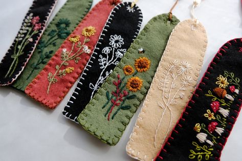 Hand Sewing Felt Projects, Craft Day With Friends, Hand Embroidered Bookmark Diy, Embroidery Ideas For Gifts, Felt Embroidery Projects Ideas, Hand Sewn Bookmark, Christmas Embroidery Gift Ideas, Embroidered Book Marks, Embroidery Products Ideas