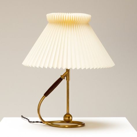 For sale: Le Klint 306 Wall or Table Lamp in Brass by Kaare Klint, Denmark 1950s | #vntg #vintage Kaare Klint Safari Chair, Safari Chair, Kaare Klint, Le Klint, Wall Lamp Design, Design Lighting, Design History, Brown Canvas, History Design