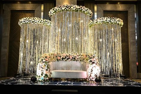 Indian Outdoor Wedding Decor, Less Bitter More Glitter, Indian Wedding Stage, Engagement Stage Decoration, Reception Stage Decor, Simple Stage Decorations, Wedding Stage Backdrop, Wedding Stage Decor, Indian Wedding Bride