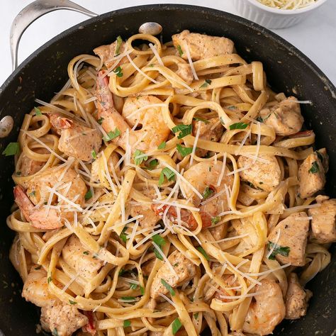 This Alfredo Pasta with Chicken and Shrimp is a 30 minute creamy dish that combines the flavors of tender chicken, juicy shrimp, and rich Alfredo sauce. A family meal everyone loves. Chicken Thighs Slow Cooker Recipes, Chicken Hash, Chicken Hashbrown Casserole, Cream Cheese Pasta, Pasta With Chicken, Fettuccine Noodles, Pasta Recipes Alfredo, Semolina Cake, Chicken Alfredo Recipes