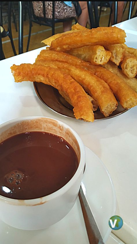 ¿A quién no se le hace la boca agua?. Son de esas cosas que nos encantan con café o chocolate. Pero... ¿conoces el origen de los churros y las porras? 😀 LEXSTS nos cuenta un poquito en su historia   #Gastronomía #Cocina #España #Cataluña #Vicmun Chocolate Con Churros, Chocolate Churros, Ideas Journal, Food Board, Chocolate Fondue, Cake Ideas, No Se, Orlando, French Toast