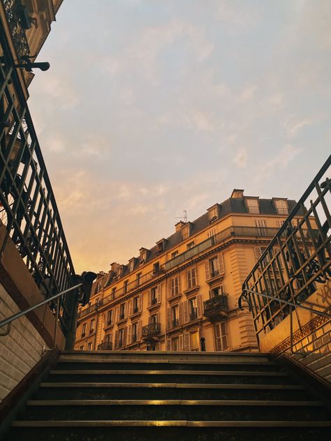 Paris Golden Hour, Paris Metro Aesthetic, Golden Hour City, Beige Sunset, Paris Locations, Sunset Paris, Paris Sunset, Metro Paris, Wallpaper Sunset