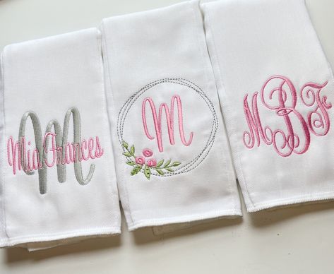 Baby Girl Monogram Ideas, Embroidered Burp Cloths, Dedication Gifts, Top Baby Gifts, Baby Shower Gifts To Make, Baby Dedication Gifts, Monogrammed Burp Cloths, Baby Tea