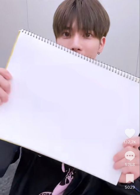 Txt Holding Signs, Txt Holding A Sign, Yoongi Holding A Sign, Kpop Idol Holding Blank Sign, Kpop Idols Holding Signs, Moa Diary, Blank Sign, Txt Taehyun, White Board