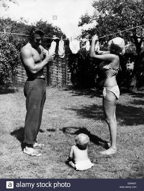 Download this stock image: Jayne Mansfield and her husband Mickey Hargitay hanging laundry with their son - E0RK8T from Alamy's library of millions of high resolution stock photos, illustrations and vectors. Mickey Hargitay, Hanging Laundry, Jayne Mansfield, Read Image, Photo Library, Stock Pictures, Marilyn Monroe, American Actress, Photo Image