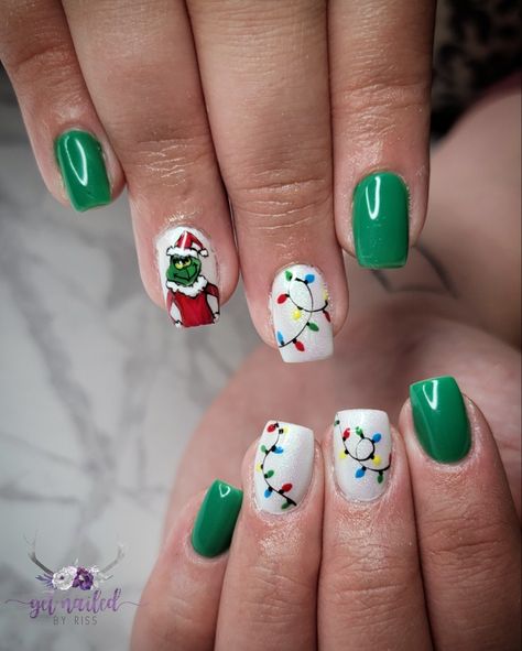 Grinch Christmas nails green Grinch Gel Nails, Grinch Themed Nails, Grinch Inspired Nails, Simple Grinch Nails, Grinch Nails Designs, Christmas Nails Grinch, Grinch Christmas Nails, Grinch Nail Art, Christmas Nails Green