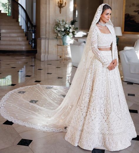 White Indian Wedding Dress, Indian Wedding Gowns, Desi Wedding Dresses, Wedding Lehenga Designs, Asian Wedding Dress, White Bridal Dresses, Indian Bride Outfits, Indian Bridal Lehenga, Bridal Dress Fashion